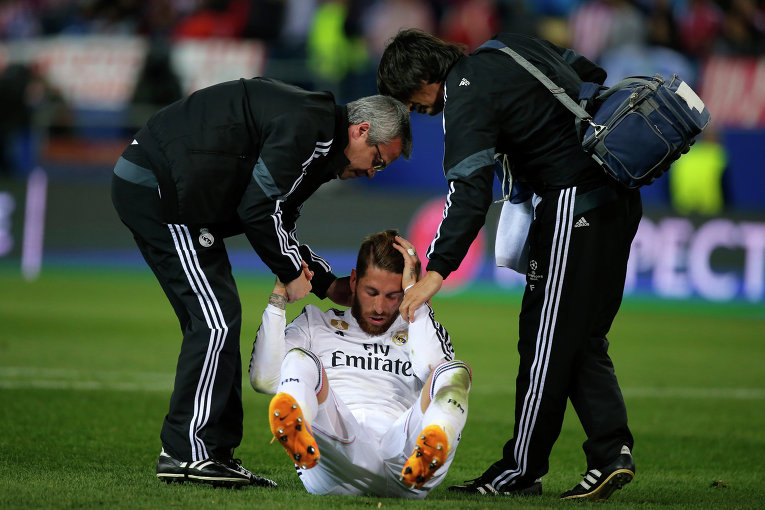 Защитник Реала разбил лицо форварду Атлетико на матче Лиги чемпионов