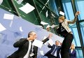Девушка прыгнула на стол главы ЕЦБ на пресс-конференции. Активистка засыпала Марио Драги конфетти с криками против диктатуры ЕЦБ.