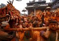 Новый год в Непале празднуют в середине апреля, в первый день месяца байсакх. На этот день приходятся основные торжества фестиваля Бискет Джатра в городе Бхактапур, в 11 километрах к востоку от Катманду.