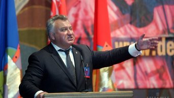 Олег Калашников выступает на конференции Послужим отчизне вместе