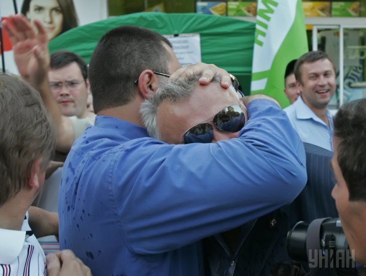 Охранник закрывает Олега Калашникова от брызг воды, которую на него вылили сторонники лидера Батькивщины Юлии Тимошенко