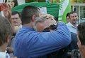 Охранник закрывает Олега Калашникова от брызг воды, которую на него вылили сторонники лидера Батькивщины Юлии Тимошенко