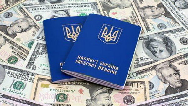 Биометрический загранпаспорт Украины на фоне долларовых купюр