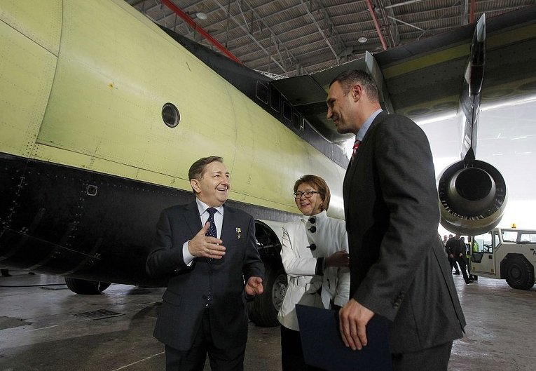 Виталий Кличко и Дмитрий Кива на презентации самолета Ан-178