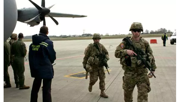Десантники армии США в аэропорту Львова