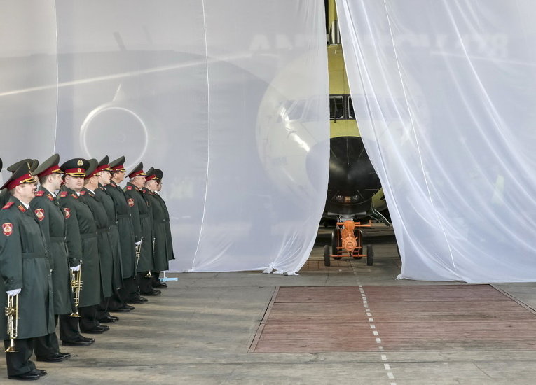 Презентация украинского самолета Ан-178 на заводе Антонов в Киеве 16 апреля 2015 года
