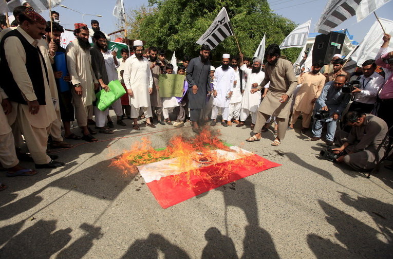 Сторонники организации Джамаат-уд-Дава сожгли индийский флаг во время демонстрации в Исламабаде 17 апреля 2015