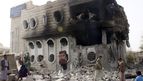 Разрушенный во время авиаударов государственный банк в йеменском городе Саада