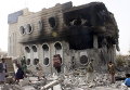 Разрушенный во время авиаударов государственный банк в йеменском городе Саада, 16 апреля 2015