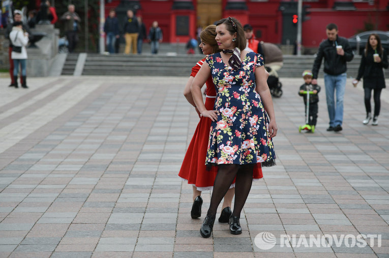В Киеве прошел парад стиляг