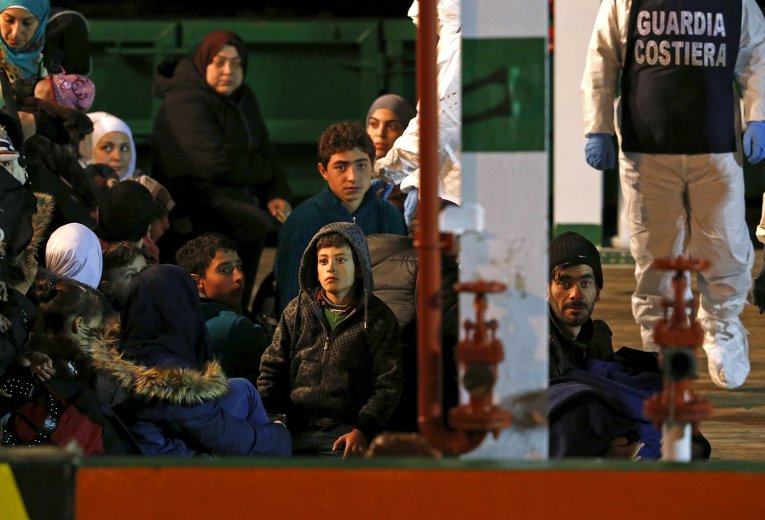 Судно с сотнями мигрантов затонуло в Средиземном море