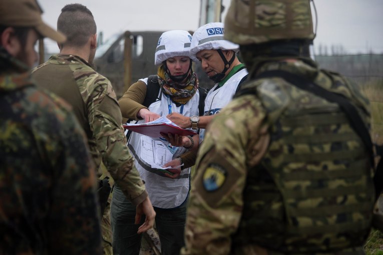 Наблюдатели миссии ОБСЕ и украинские военнослужащие близ Широкино