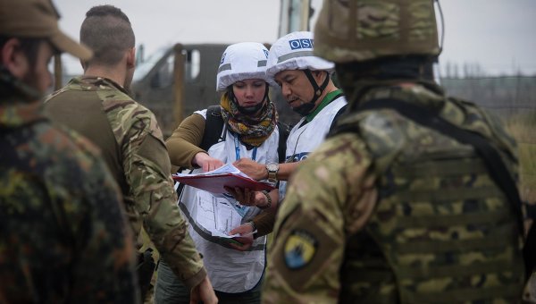 Наблюдатели миссии ОБСЕ и украинские военнослужащие близ Широкино. Архивное фото