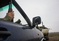 Украинские военнослужащие охраняют миссию ОБСЕ на пути в Широкино