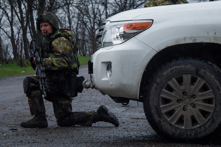 Украинский военнослужащий охраняет миссию ОБСЕ в районе Широкино
