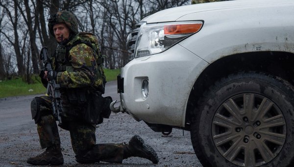 Украинский военнослужащий охраняет миссию ОБСЕ в районе Широкино
