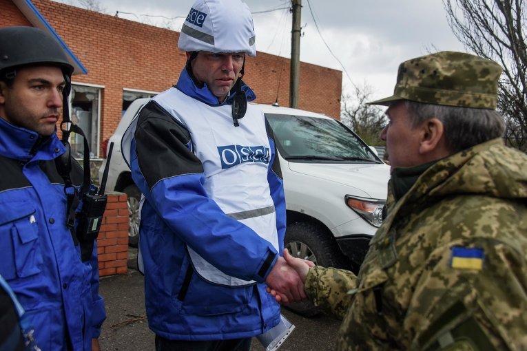 Заместитель главы миссии ОБСЕ в Украине Александр Хуг и генерал ВСУ Андрей Таран в Широкино