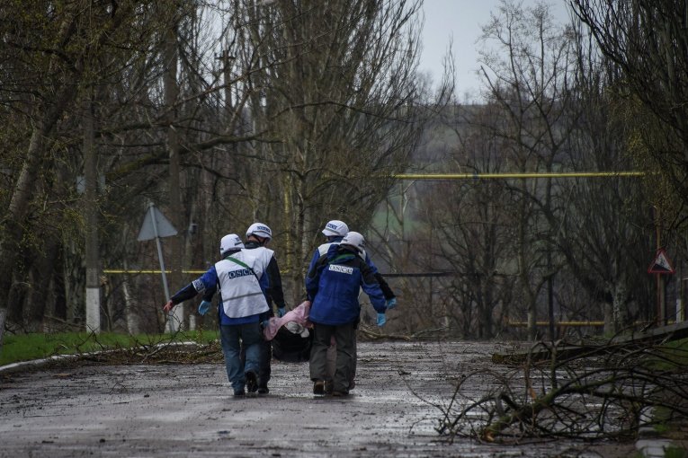 Члены ОБСЕ забирают тело бойца АТО, погибшего 18 апреля близ Широкино
