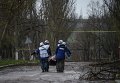 Члены ОБСЕ забирают тело бойца АТО, погибшего 18 апреля близ Широкино