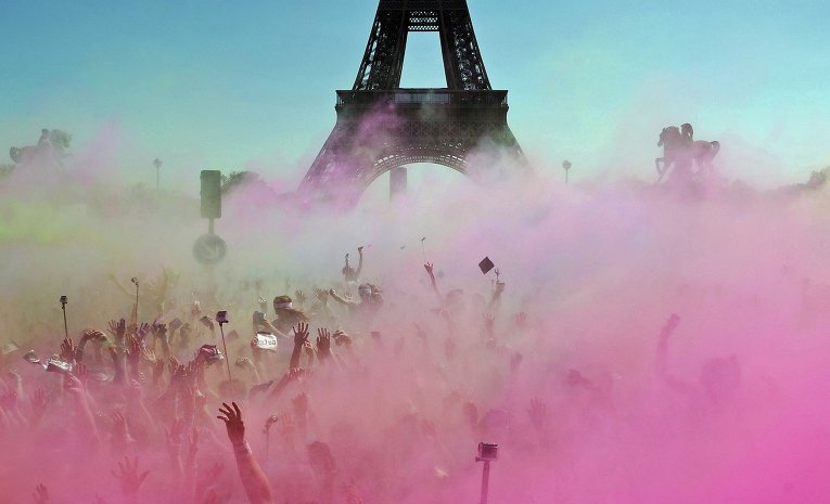 Участники the Color Run в Париже пробежали пятикилометровый марафон. На всем пути следования бегунов обсыпают разноцветным порошком и поливают красками.