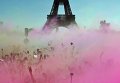 Участники the Color Run в Париже пробежали пятикилометровый марафон. На всем пути следования бегунов обсыпают разноцветным порошком и поливают красками.
