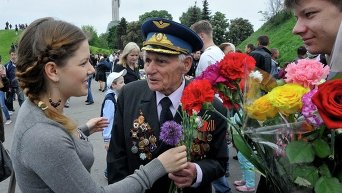 Киевляне поздравляют ветеранов с Днем победы в парке Славы 9 мая 2011 года. Архивное фото