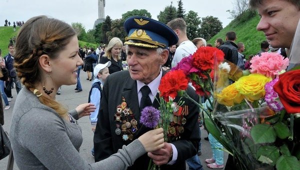 Киевляне поздравляют ветеранов с Днем победы в парке Славы 9 мая. Архивное фото