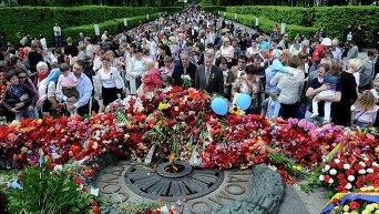 Киевляне возле памятника жертвам Великой Отечественной войны в Киеве, 9 мая 2011 года