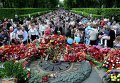 Киевляне возле памятника жертвам Великой Отечественной войны в Киеве, 9 мая 2011 года