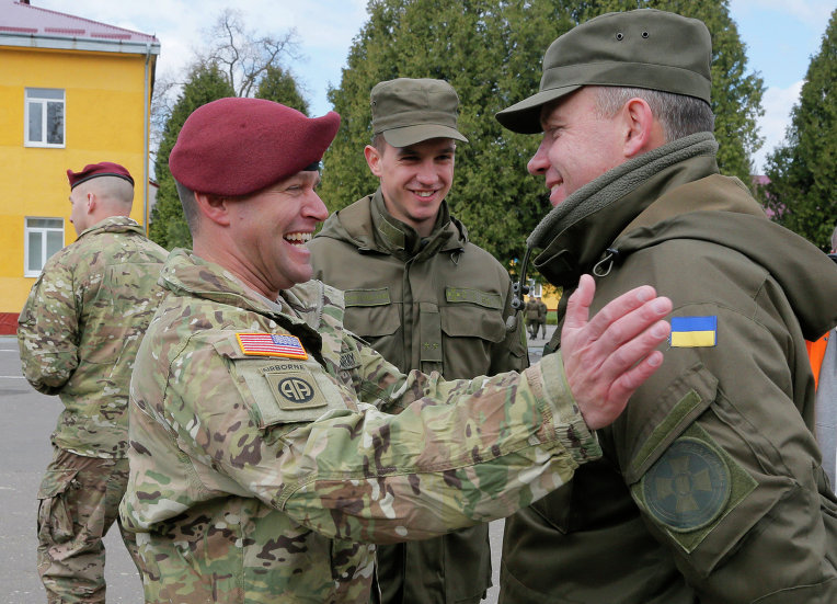 Американский и украинский военные на учениях Фиарлес Гардиан - 2015 во Львовской области