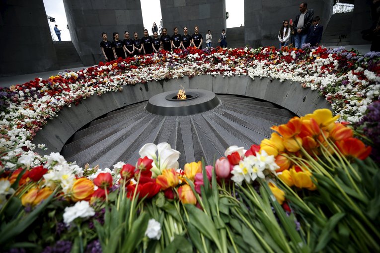 Люди у Цицернакаберда (арм.— крепость ласточки) — мемориального комплекса в Ереване, посвящённого жертвам Геноцида армян 1915 года.