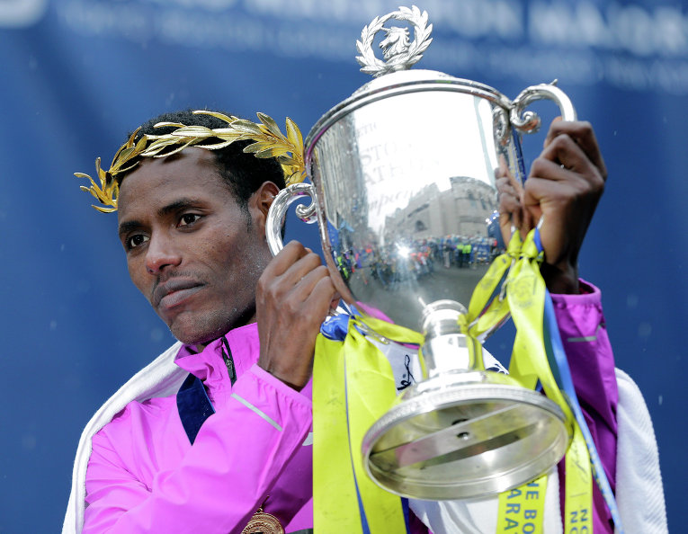 В США состоялся один из самых престижных марафонов - Бостонский, который проводится уже в 119-й раз. Гонку выиграл эфиопский атлет Лелиса Десиса с результатом 2:09:17.