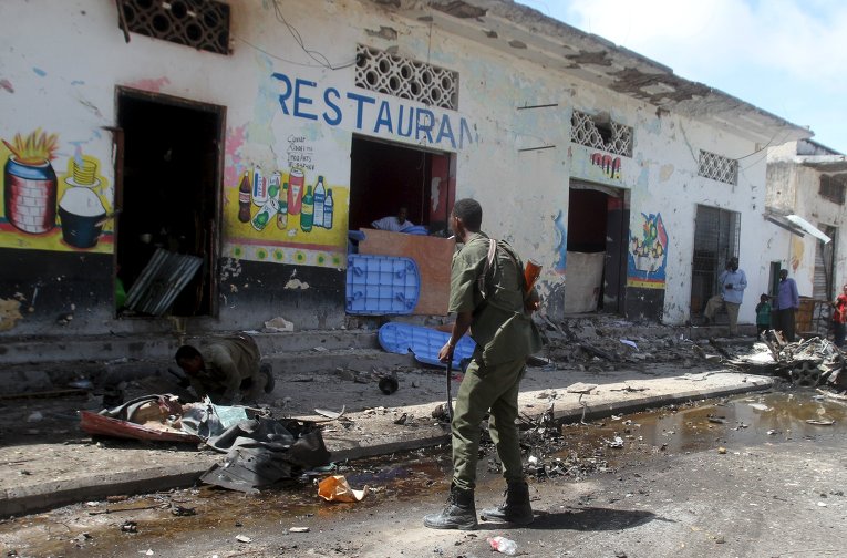 По меньшей мере 10 человек погибли в результате теракта, организованного во вторник смертником, который протаранил на заминированном автомобиле ресторан в столице Сомали Могадишо.
