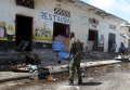 По меньшей мере 10 человек погибли в результате теракта, организованного во вторник смертником, который протаранил на заминированном автомобиле ресторан в столице Сомали Могадишо.