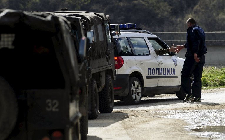 По меньшей мере 40 вооруженных людей, одетых в форму расформированной Армии освобождения Косова (KLA), захватили в заложники четверых сотрудников правоохранительных органов, ворвавшись в полицейский участок села Гошинце на границе Македонии и Косово в ночь на вторник