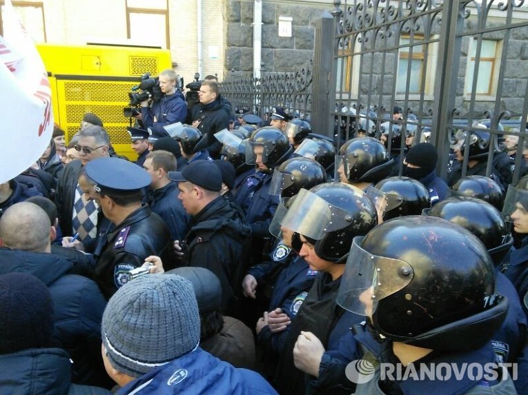 Кордон милиции на ул. Банковой в Киеве во время митинга шахтеров
