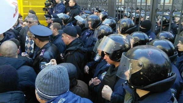 Кордон милиции на ул. Банковой в Киеве во время митинга шахтеров