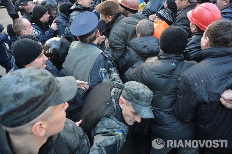 Потасовка во время акции протестов шахтеров в Киеве 22 апреля 2015 года