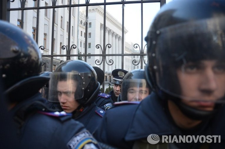 Работники милиции возле Администрации президента во время акции протеста шахтеров в Киеве, 22 апреля 2015 года