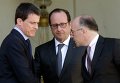 Президент Франции Франсуа Олланд с министром внутренних дел Бернаром Казнев и премьер-министром Мануэлем Вальсом.