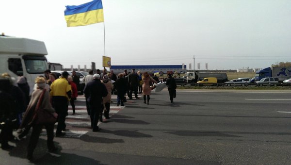 В Киеве протестущие перекрыли Кольцевую дорогу