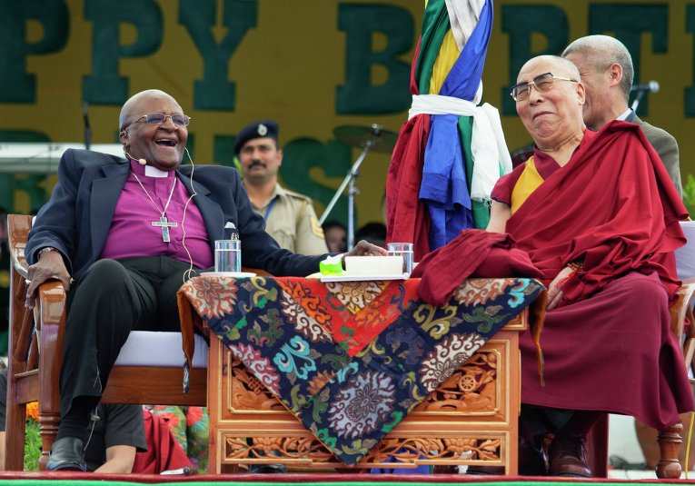 Архиепископ Десмонд Туту прилете в Дхарамсалу, чтобы вместе с Его Святейшеством Далай-ламой работать над книгой о радости