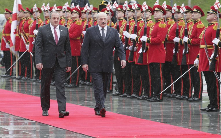 Президент Беларуси Александр Лукашенко прибыл в официальным визитом в Грузию. На фото: Александр Лукашенко со своим грузинским коллегой Георгием Маргвелашвили