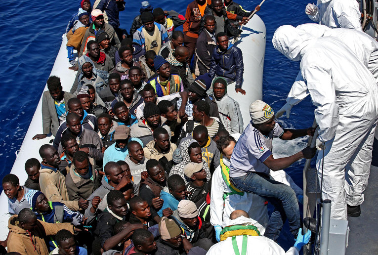 В выходные в Средиземном море затонуло очередное судно, на котором мигранты из Северной Африки пытались доплыть до берегов Италии. Жертвами крушения, по данным ООН, стали около 800 человек