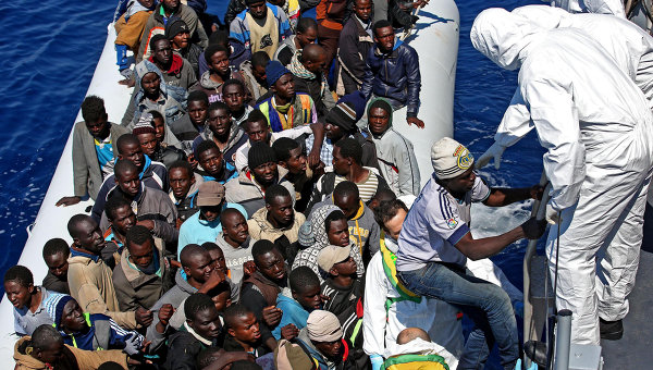 Мигранты в лодке. Архивное фото