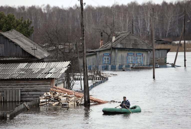 Большая вода пришла в Большеуковский район Омской области России. Стихия постепенно отступает, уровень воды опустился, однако в зоне подтопления по-прежнему остаются почти шесть десятков домов.