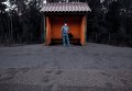 Мужчина на автобусной остановке в ожидании эвакуации в городе Энсенада после извержения вулкана Кальбуко в Чили