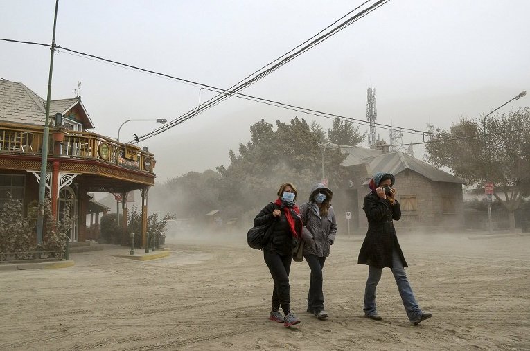 Жители Патагонии носят хирургические маски, чтобы защитить себя от золы после извержения вулкана Кальбуко в Чили