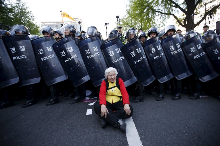 В пятницу, 24 апреля, тысячи жителей Южной Кореи приняли участие в демонстрациях, протестуя против планов правительства реформировать трудовое законодательство