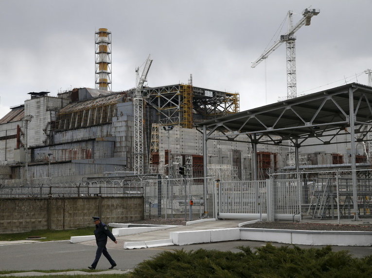 Передняя часть саркофага, закрывающего поврежденную часть четвертого реактора на Чернобыльской атомной электростанции, 21 апреля 2015